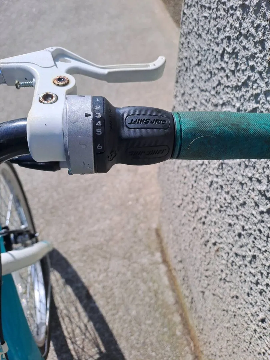Girls bike - Image 4