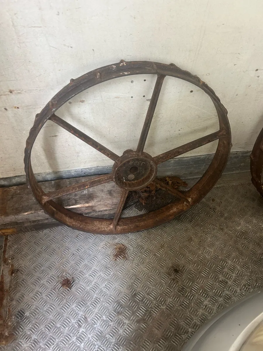 Two cast iron vintage wheels - Image 2