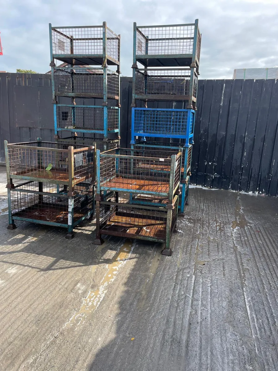 Heavy-duty stackable metal mesh stillage cage - Image 1