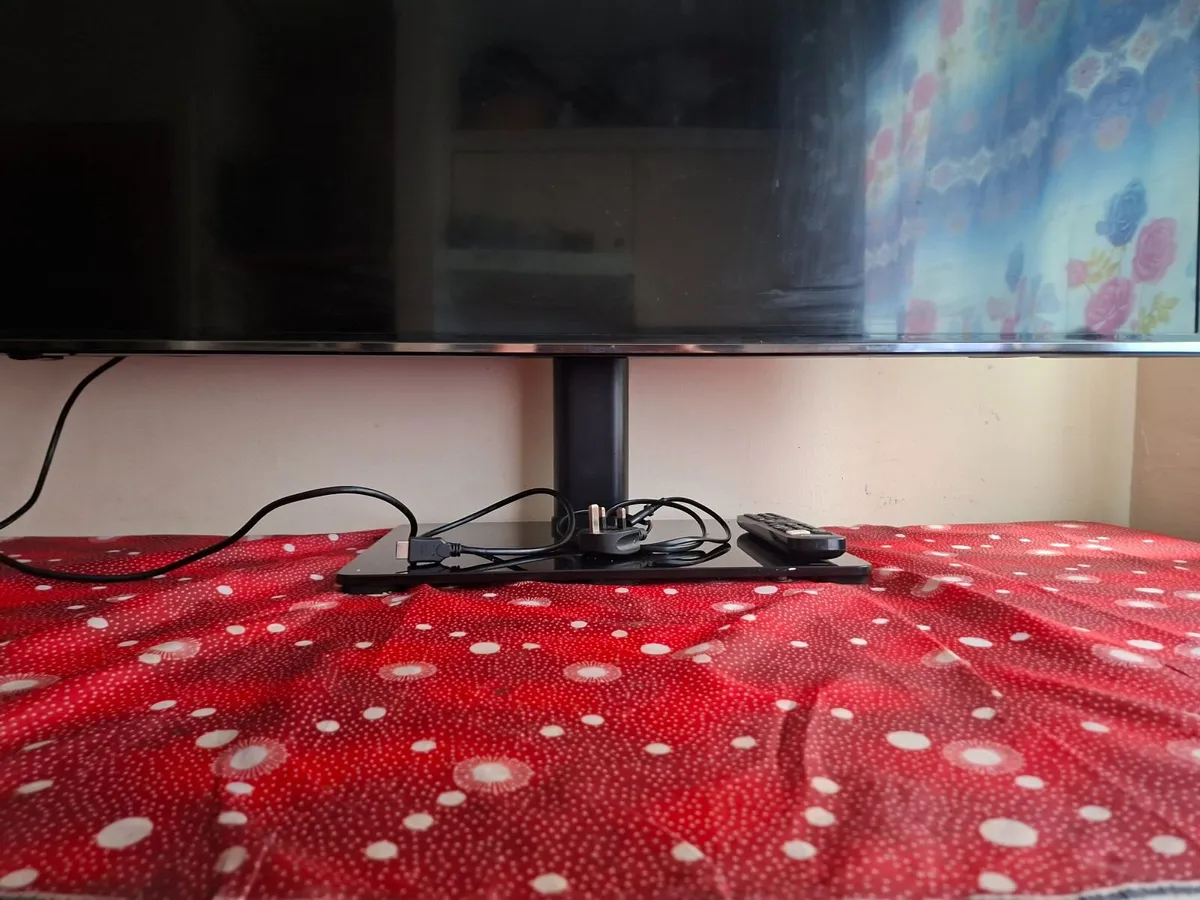 Hisense TV with TV stand. - Image 3