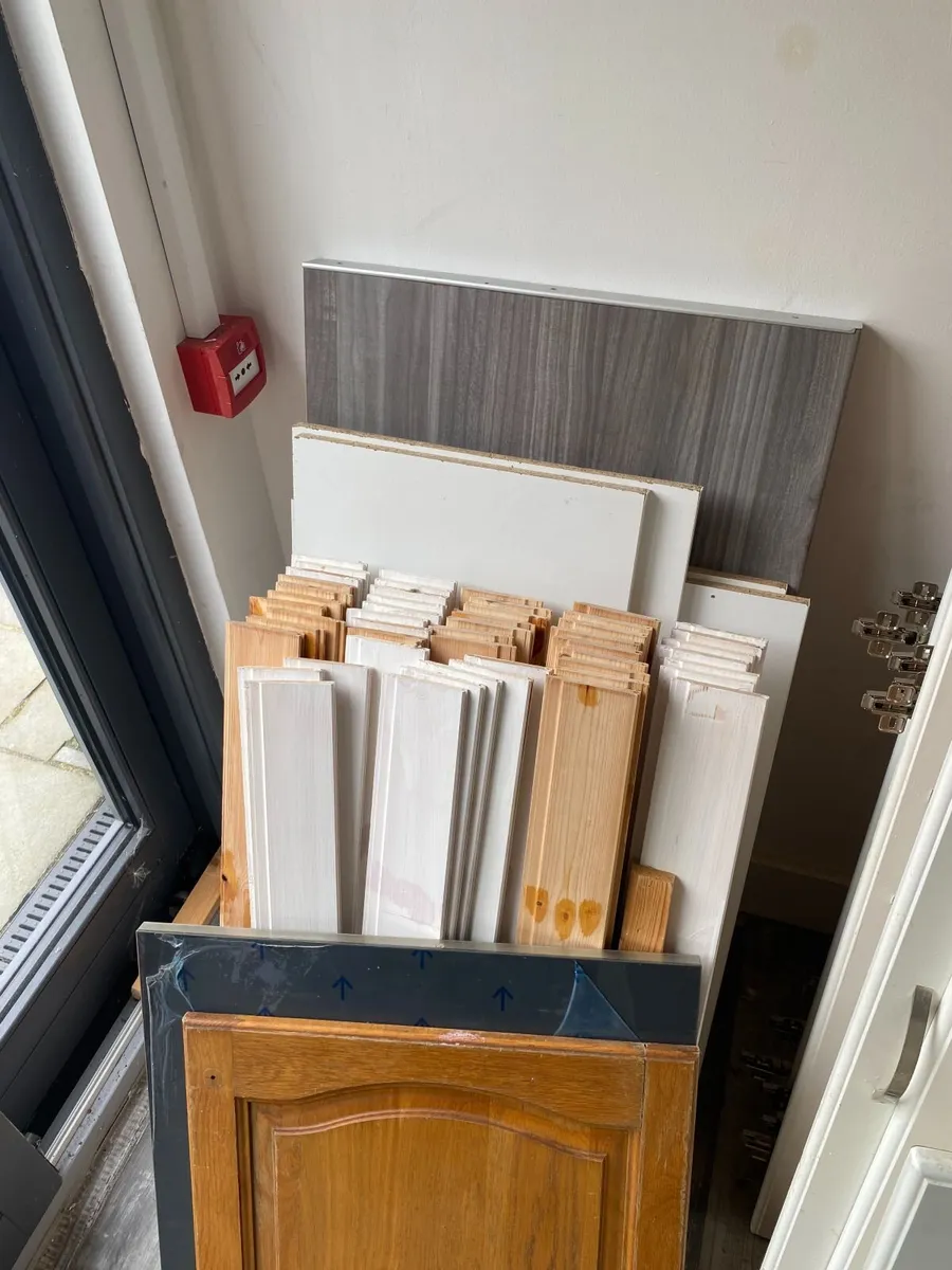 Wardrobe and Cupboard Doors (€400 For Everything) - Image 4