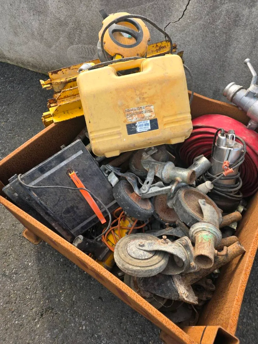 Scaffolding and tools - Image 4