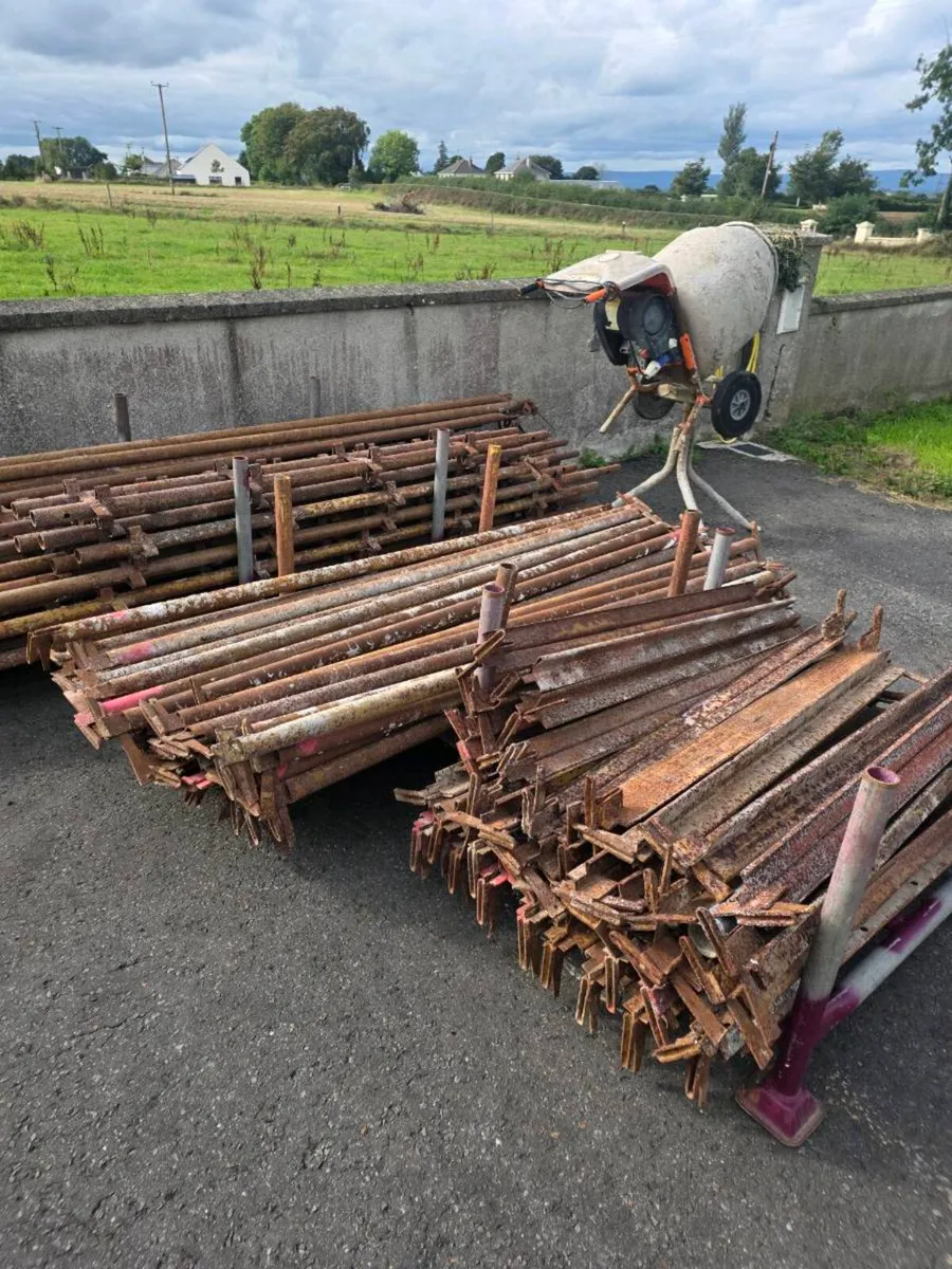 Scaffolding and tools - Image 1