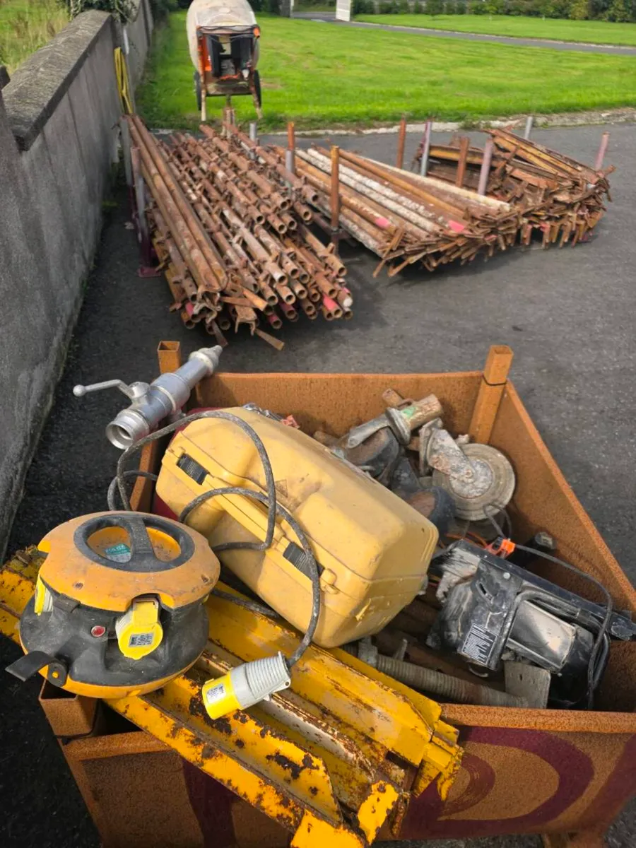 Scaffolding and tools - Image 2