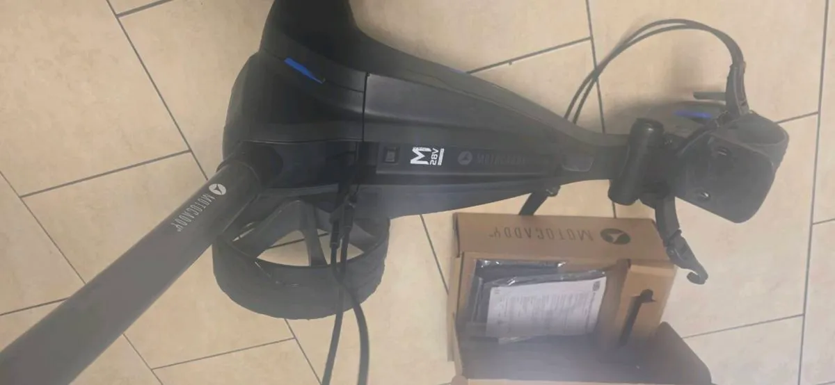 Motocaddy M5 GPS GOLF TROLLEY - Image 3