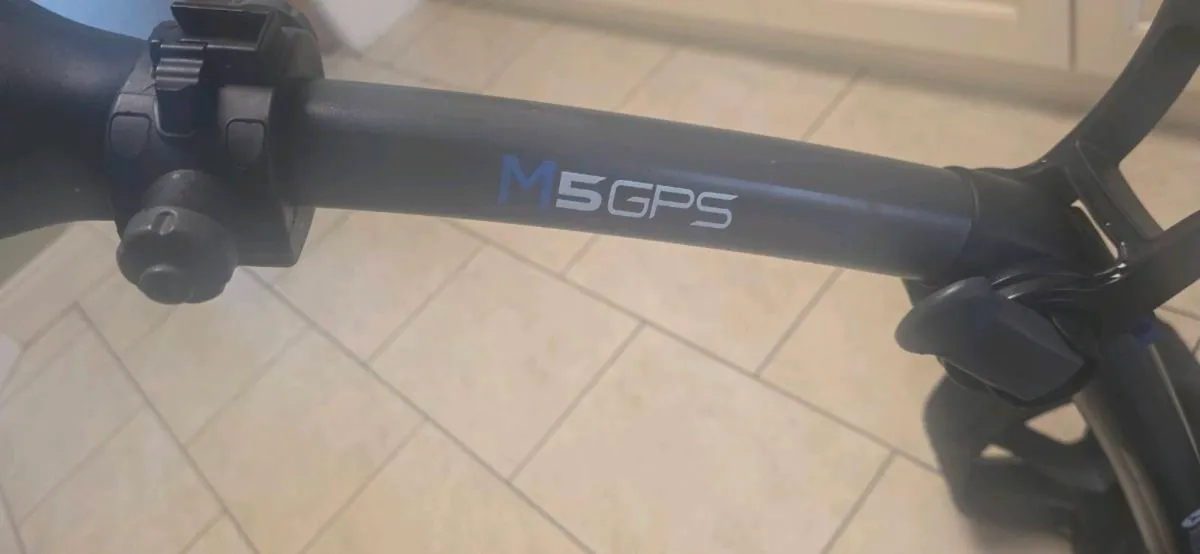 Motocaddy M5 GPS GOLF TROLLEY - Image 4