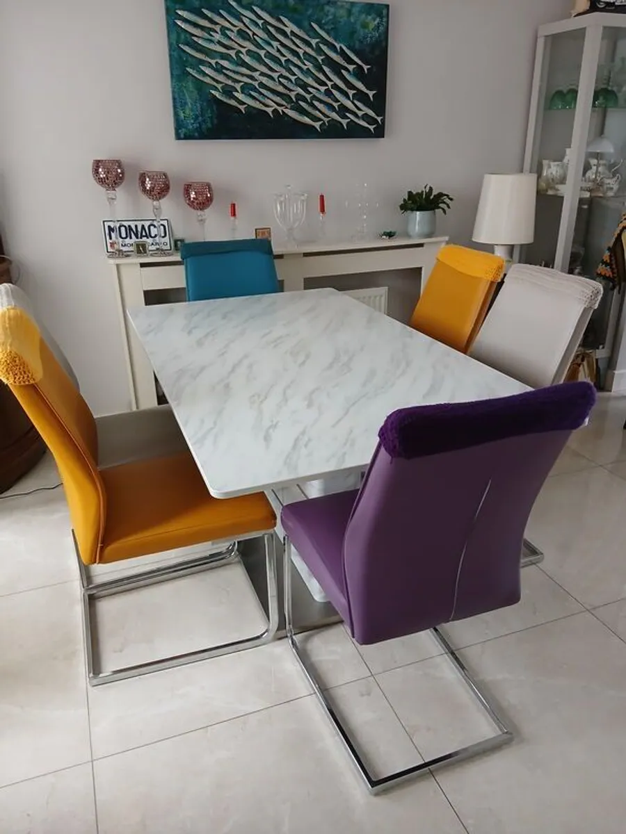 Marble effect ceramic table and 6 chairs