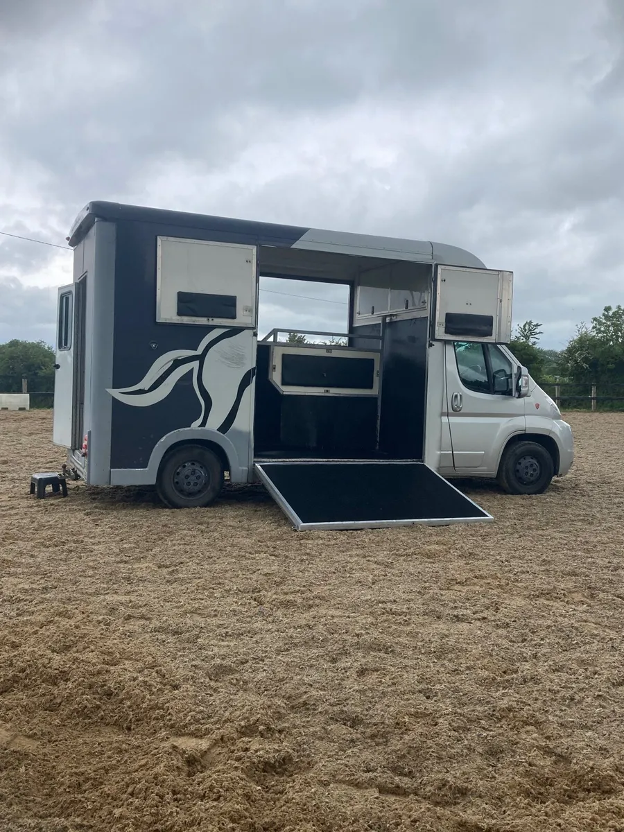 Horse van - Image 1