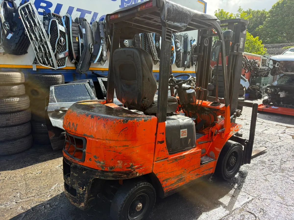 DALIAN DIESEL FORKLIFT FOR SALE - Image 4