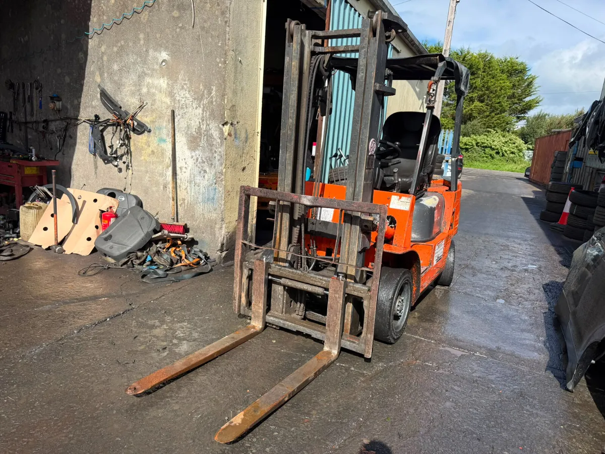 DALIAN DIESEL FORKLIFT FOR SALE - Image 1