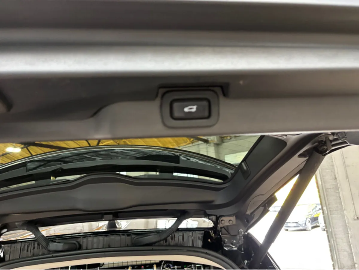 Land Rover Discovery 3.0 SD6 SE COMMERCIAL - Image 3