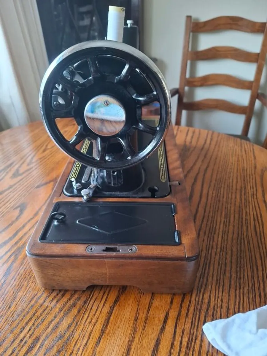 Vintage Singer Sewing Machine - Image 3