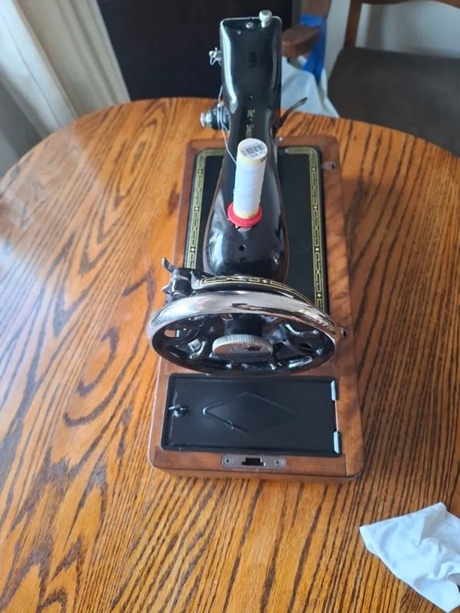 Vintage Singer Sewing Machine - Image 4