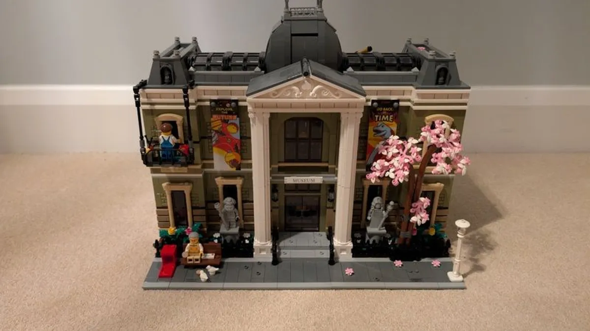 Lego Natural History Museum Set (number 10326) - Image 1
