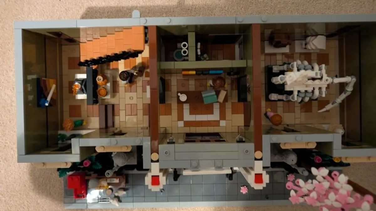 Lego Natural History Museum Set (number 10326) - Image 2