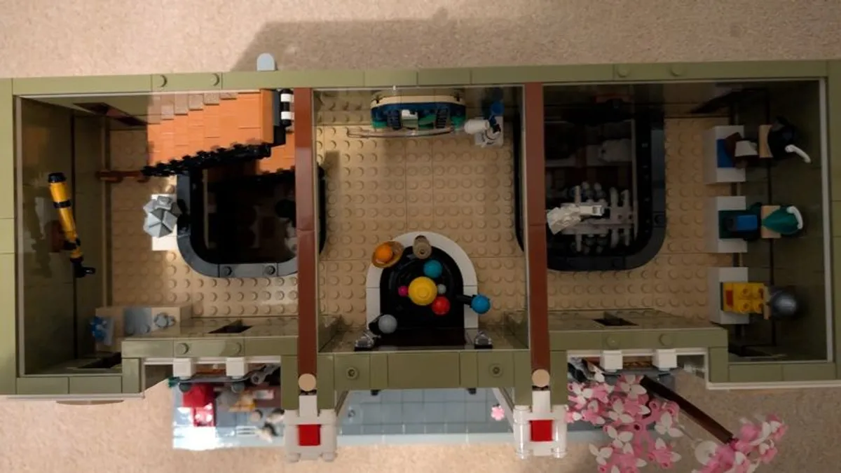 Lego Natural History Museum Set (number 10326) - Image 3