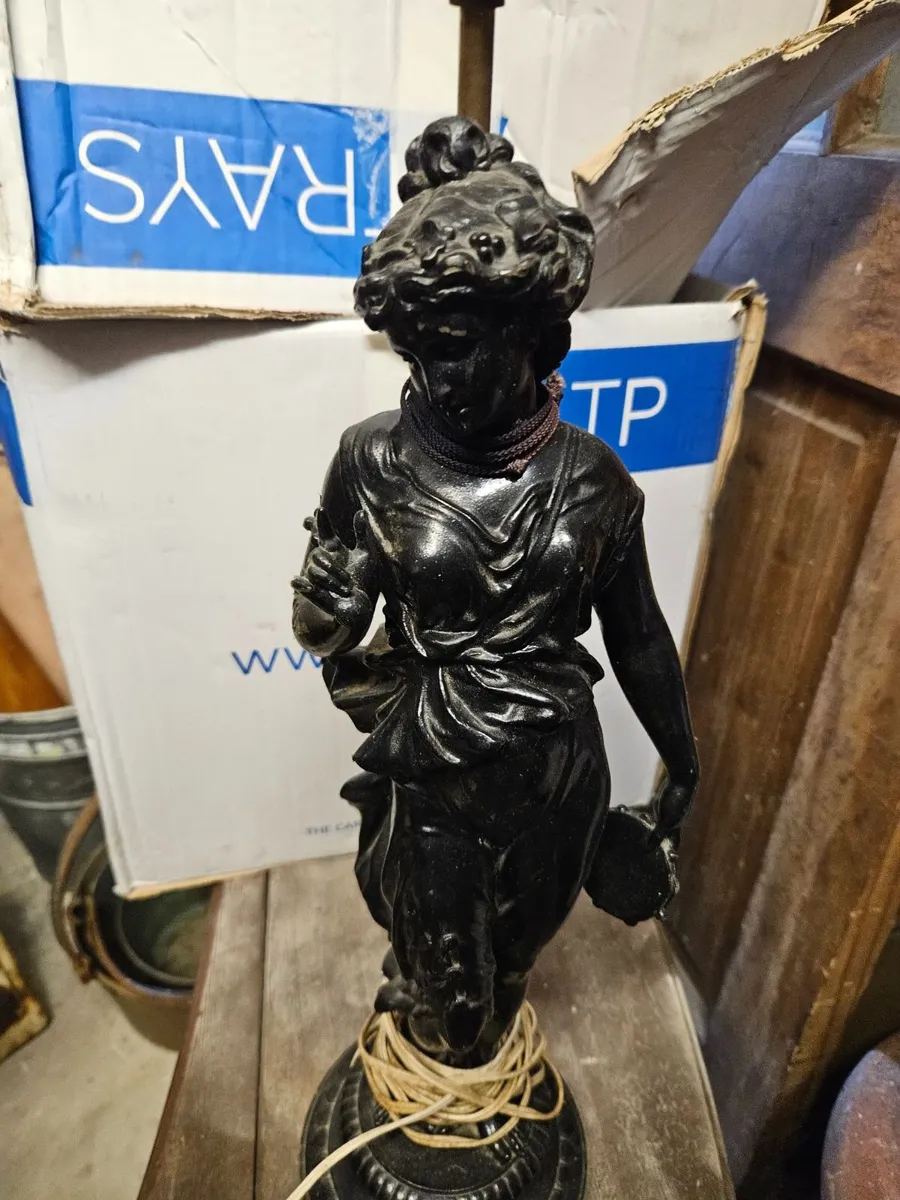 Classical Style Metal Lamp - Image 2