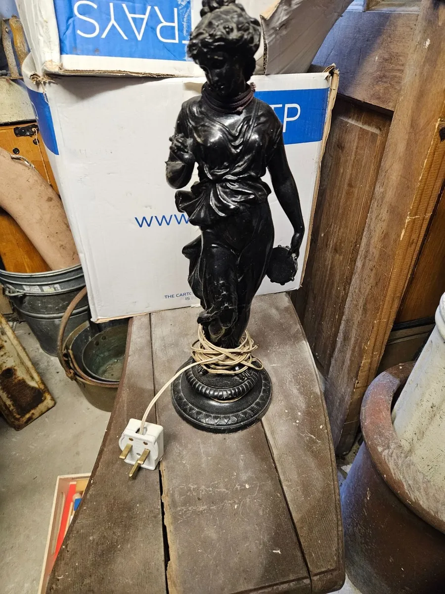 Classical Style Metal Lamp - Image 3