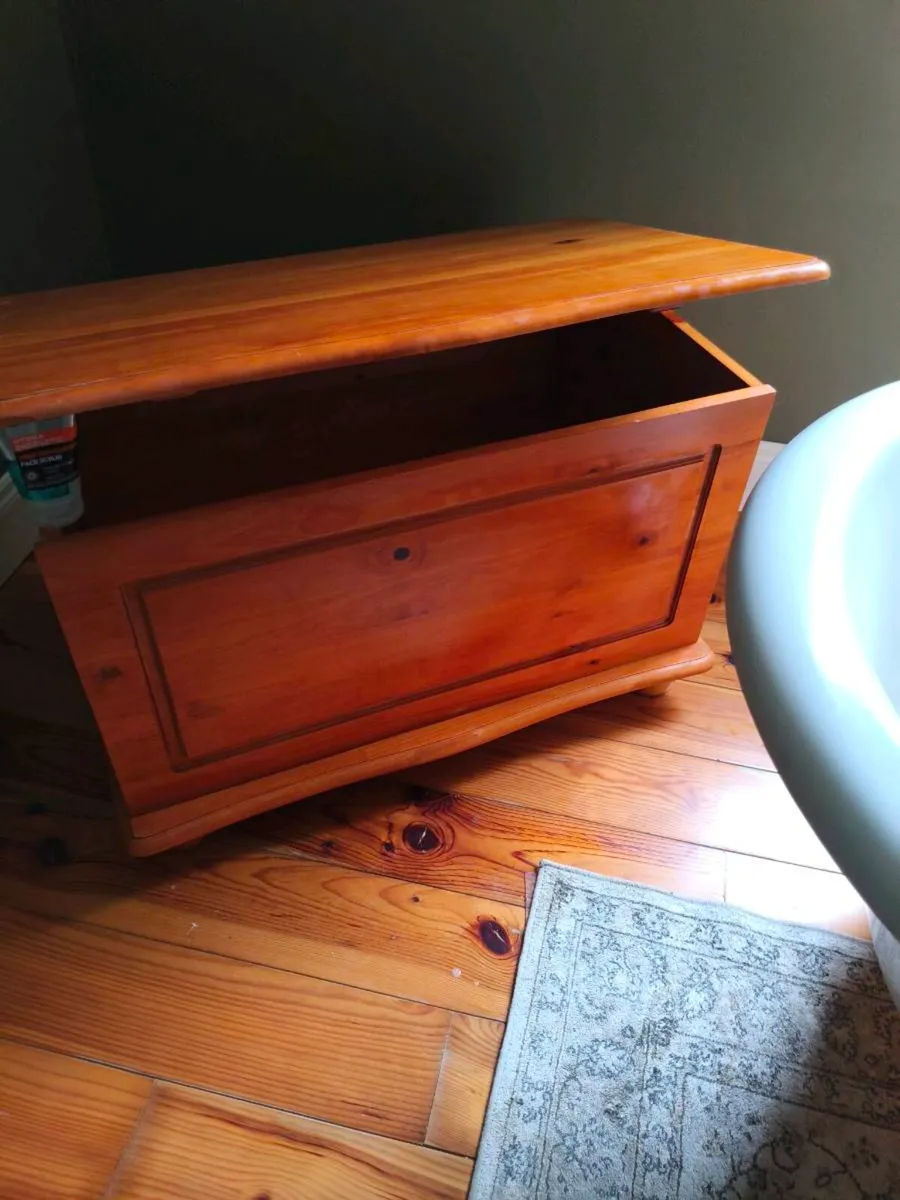 Like new storage box,handy for clothes or toys, - Image 2