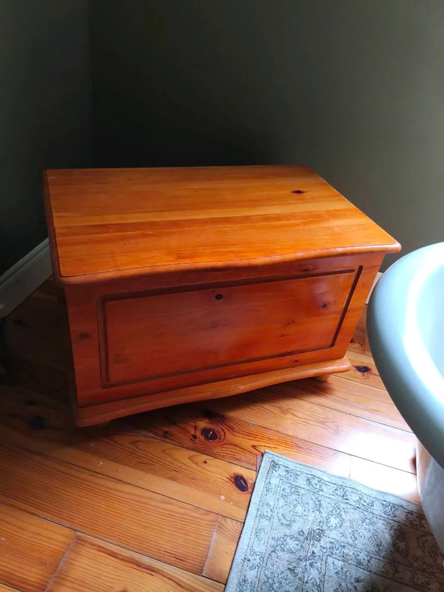 Like new storage box,handy for clothes or toys, - Image 3