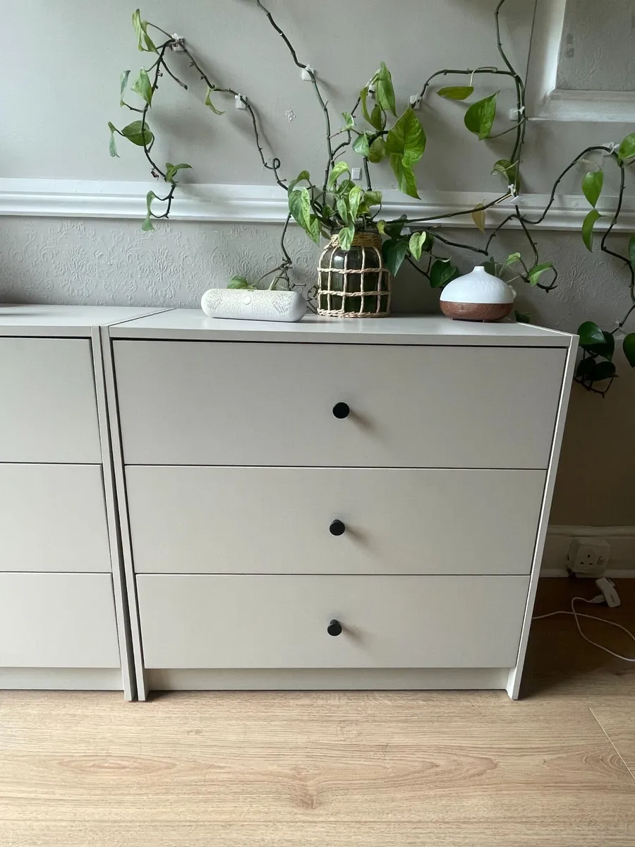 Chest of drawers - Image 1