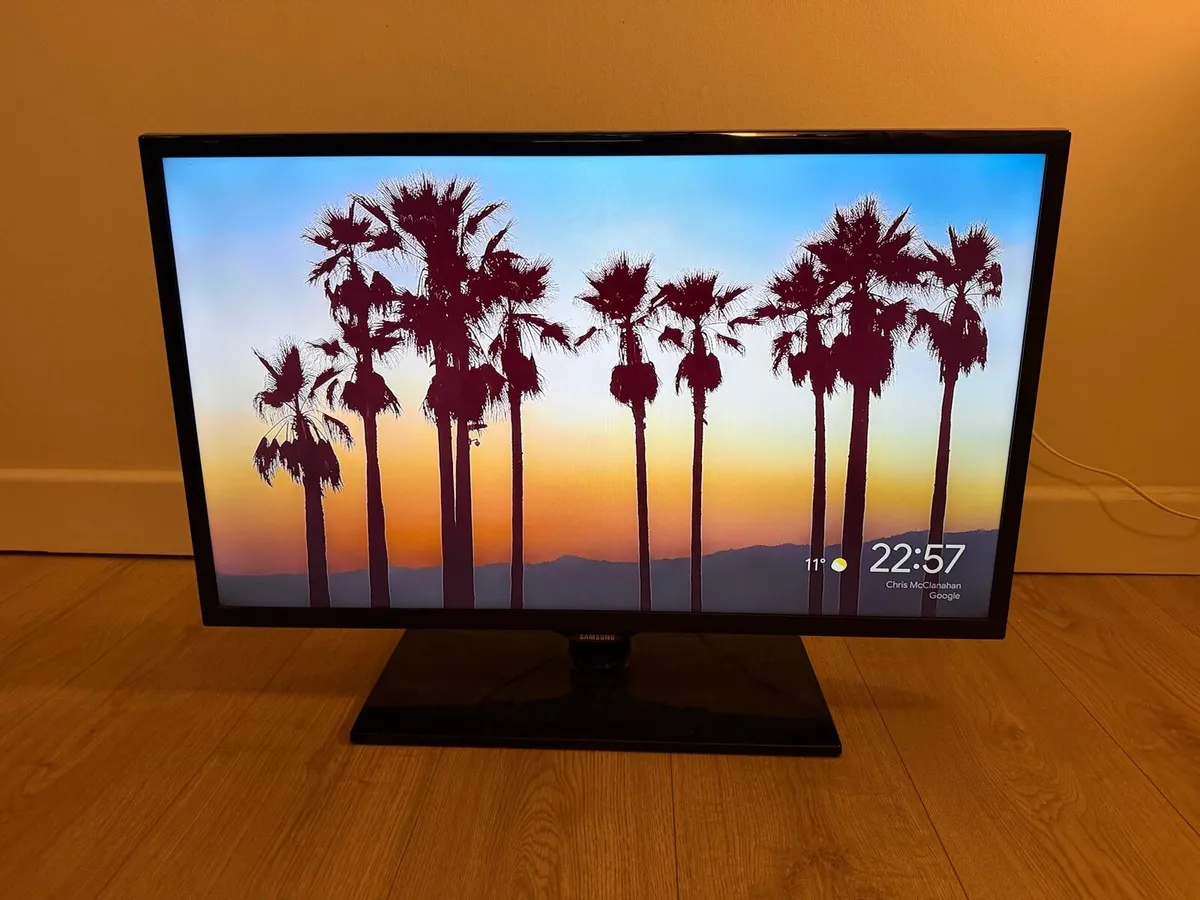 Samsung 32-inch HD TV (Google Chromecast) - Image 1