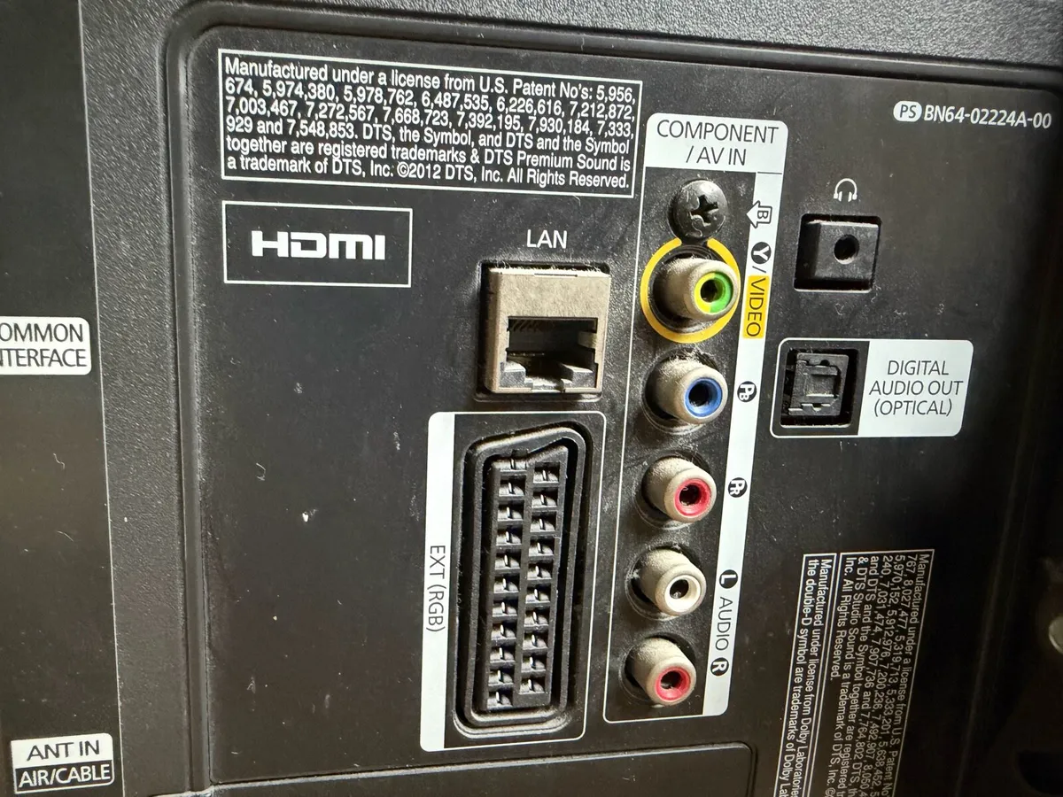 Samsung 32-inch HD TV (Google Chromecast) - Image 4
