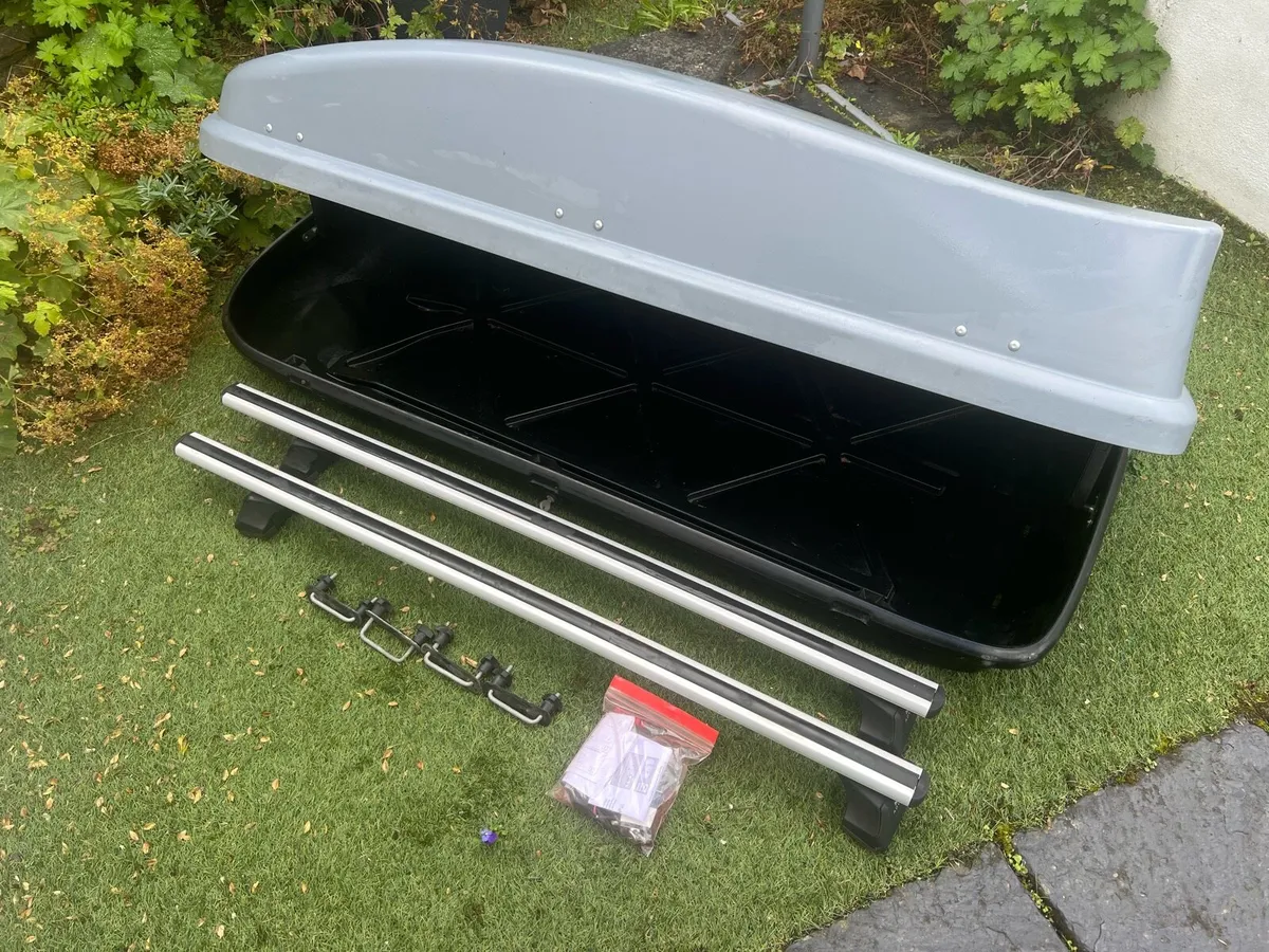 Car roof box