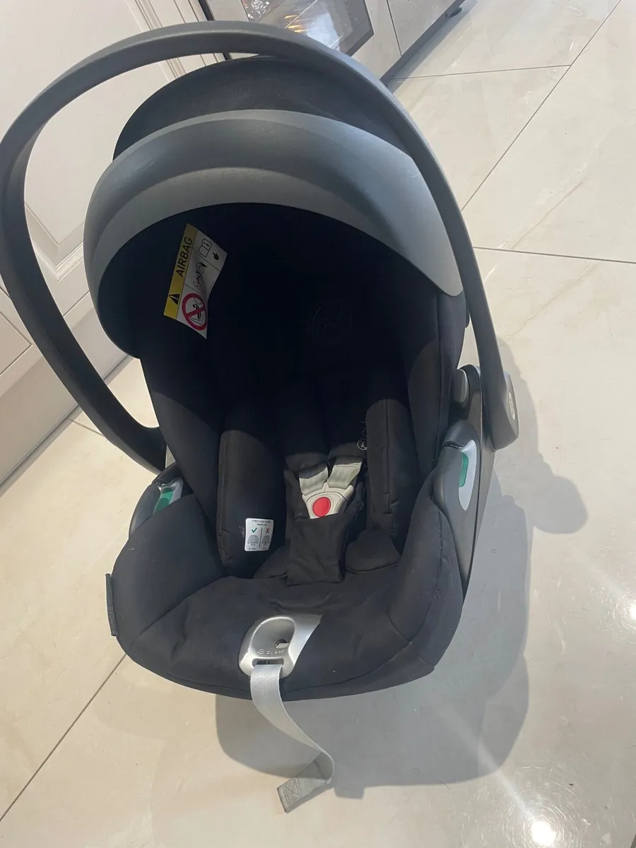 Cybex car seat and isofix 360 base - Image 1
