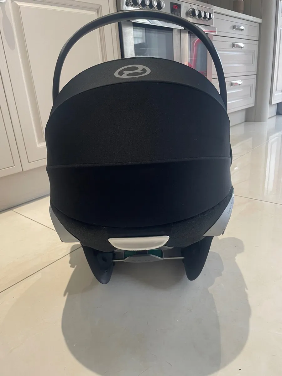 Cybex car seat and isofix 360 base - Image 3