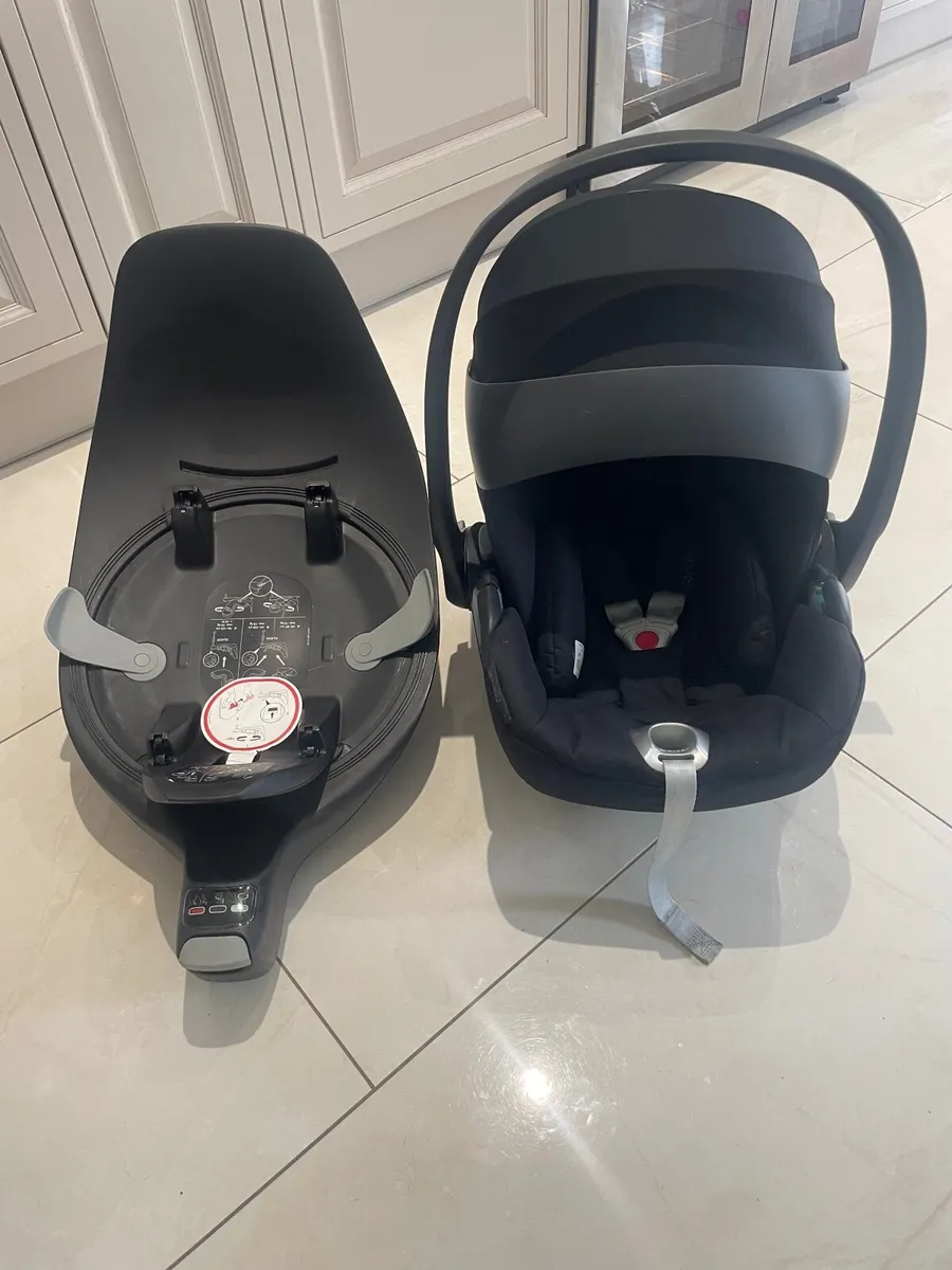 Cybex car seat and isofix 360 base - Image 4