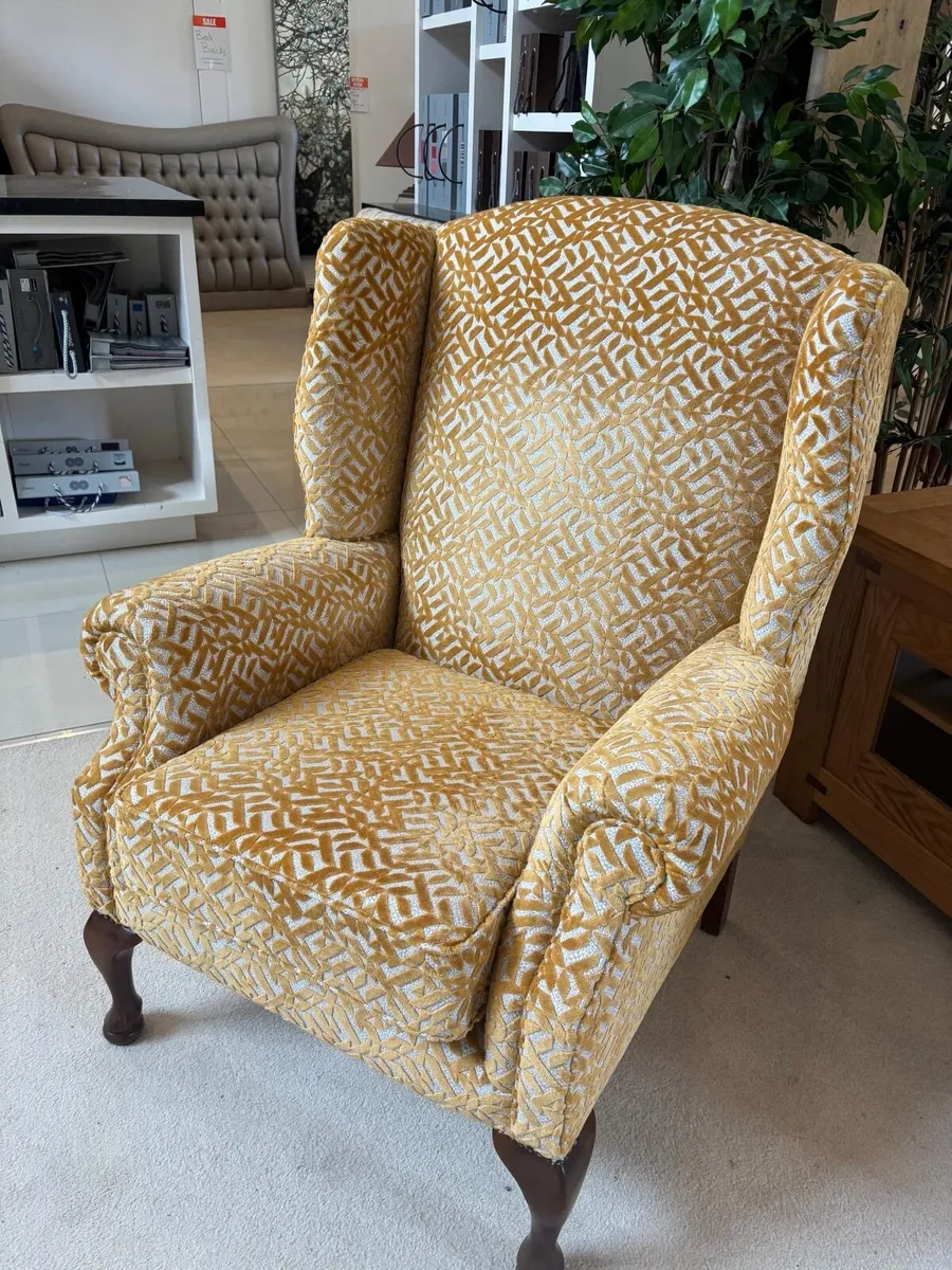 FURNITURE SHOWROOM CLOSING DOWN SALE - Image 3