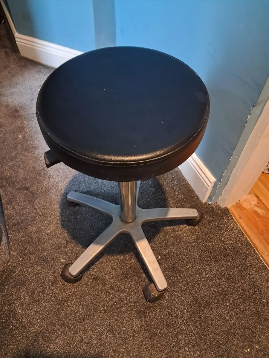Beauty pump action adjustable stool