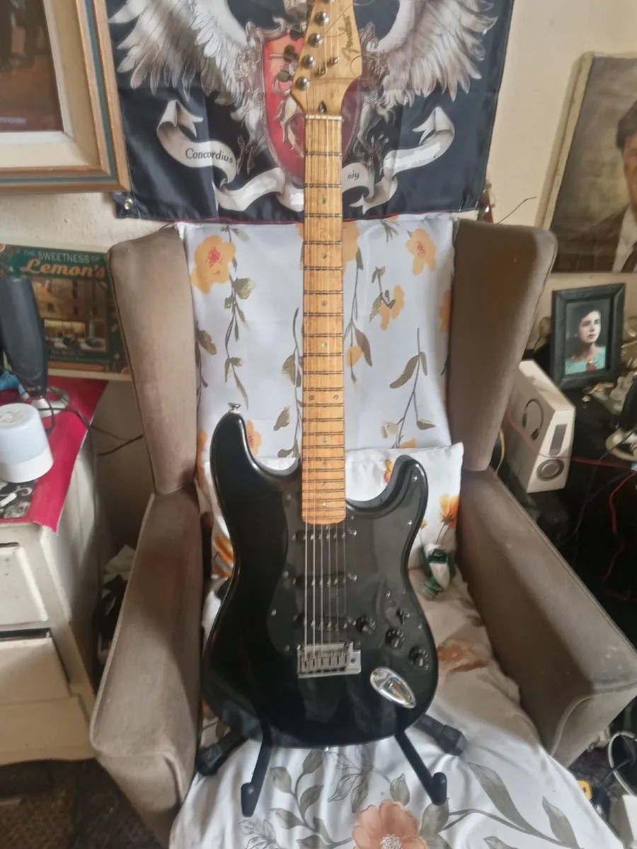 fender Stratocaster with flight case - Image 1