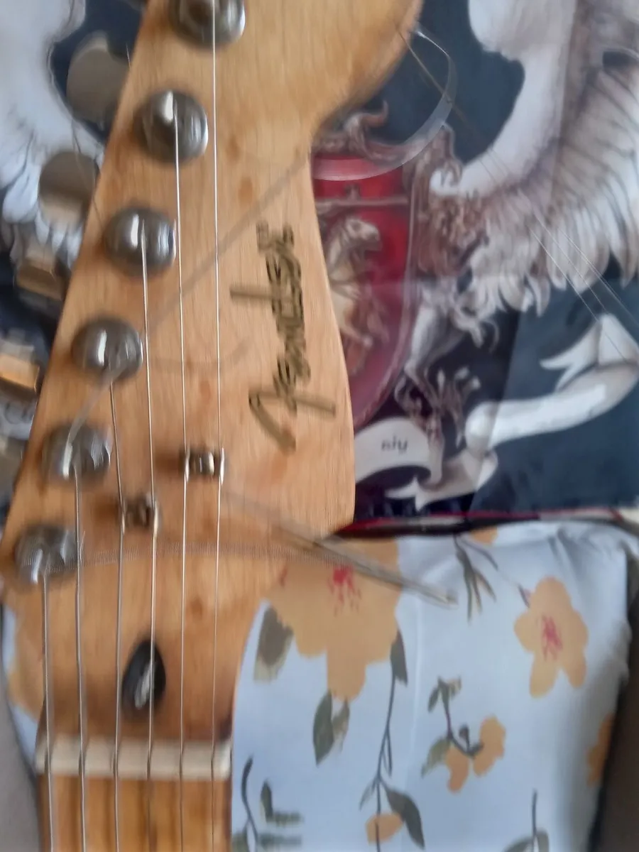 fender Stratocaster with flight case - Image 2