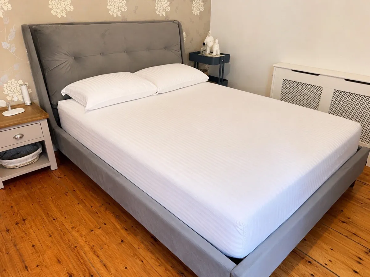 King size bed - Image 1