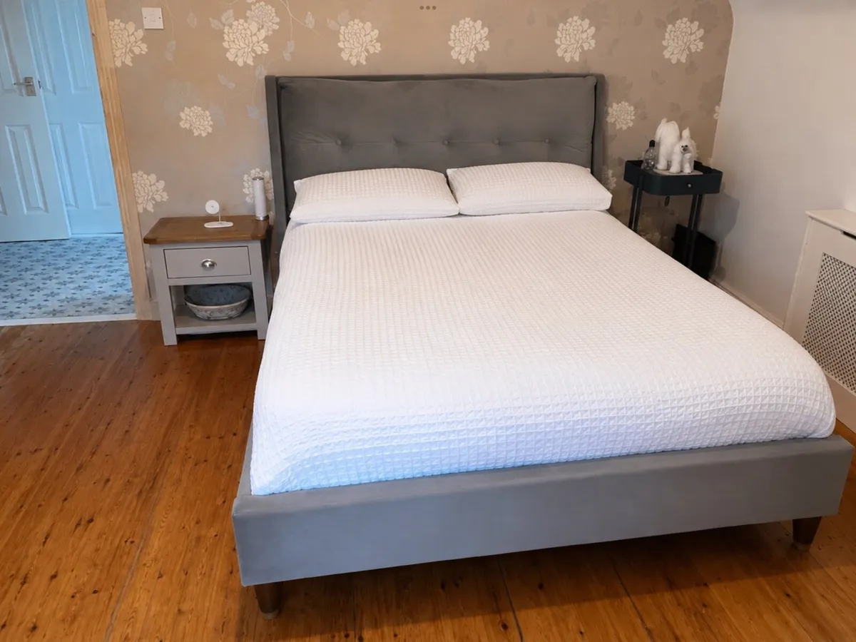 King size bed - Image 2