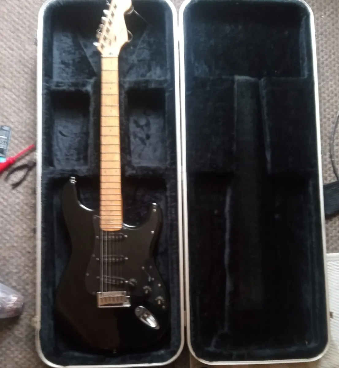 fender Stratocaster with flight case - Image 3