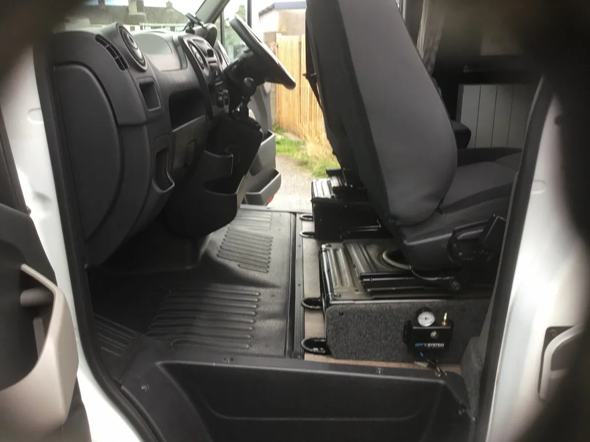 Camper van - Image 4