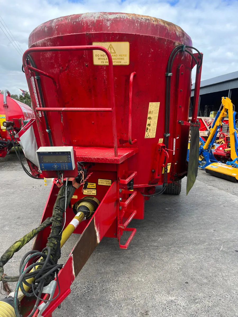 Used Redrock VM20 Twin Tub Feeder - Image 4