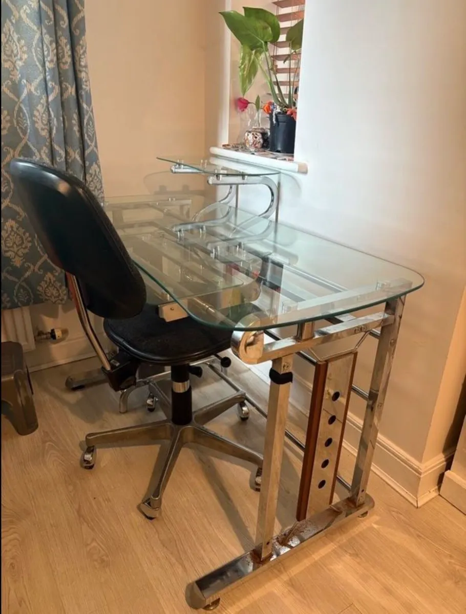Office desk - Image 1