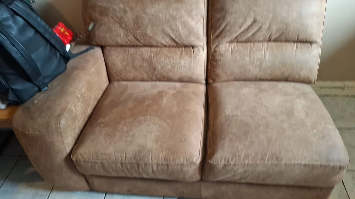 L shaped couch. In good condition.  Needs a wipe d - Image 1