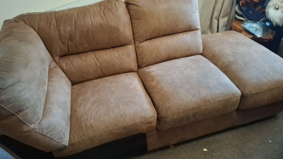 L shaped couch. In good condition.  Needs a wipe d - Image 2