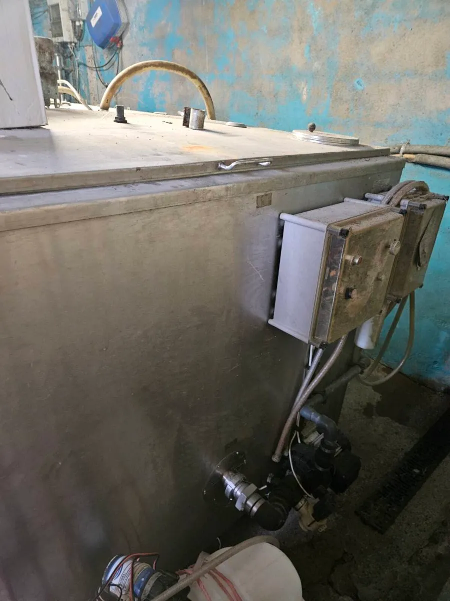760 gallon Packo milk tank and compressor - Image 1