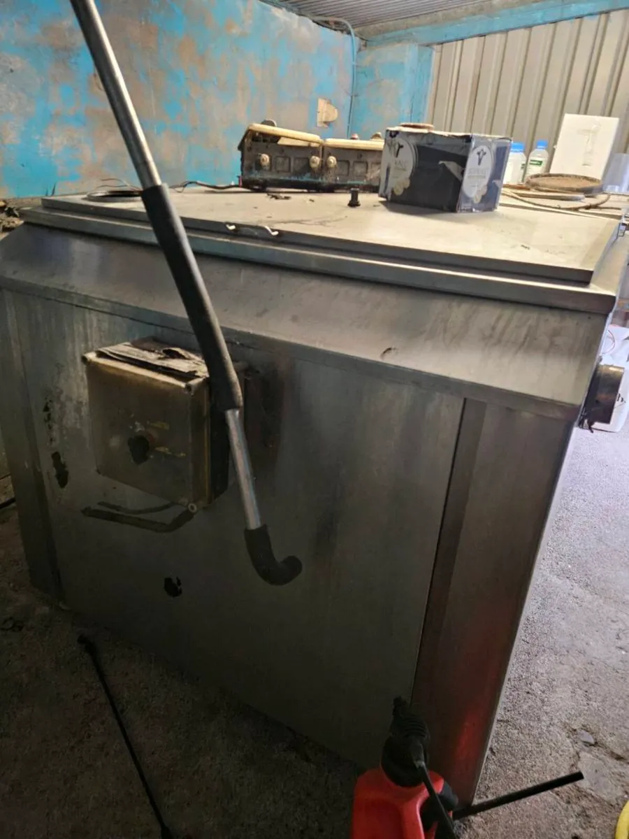 760 gallon Packo milk tank and compressor - Image 3