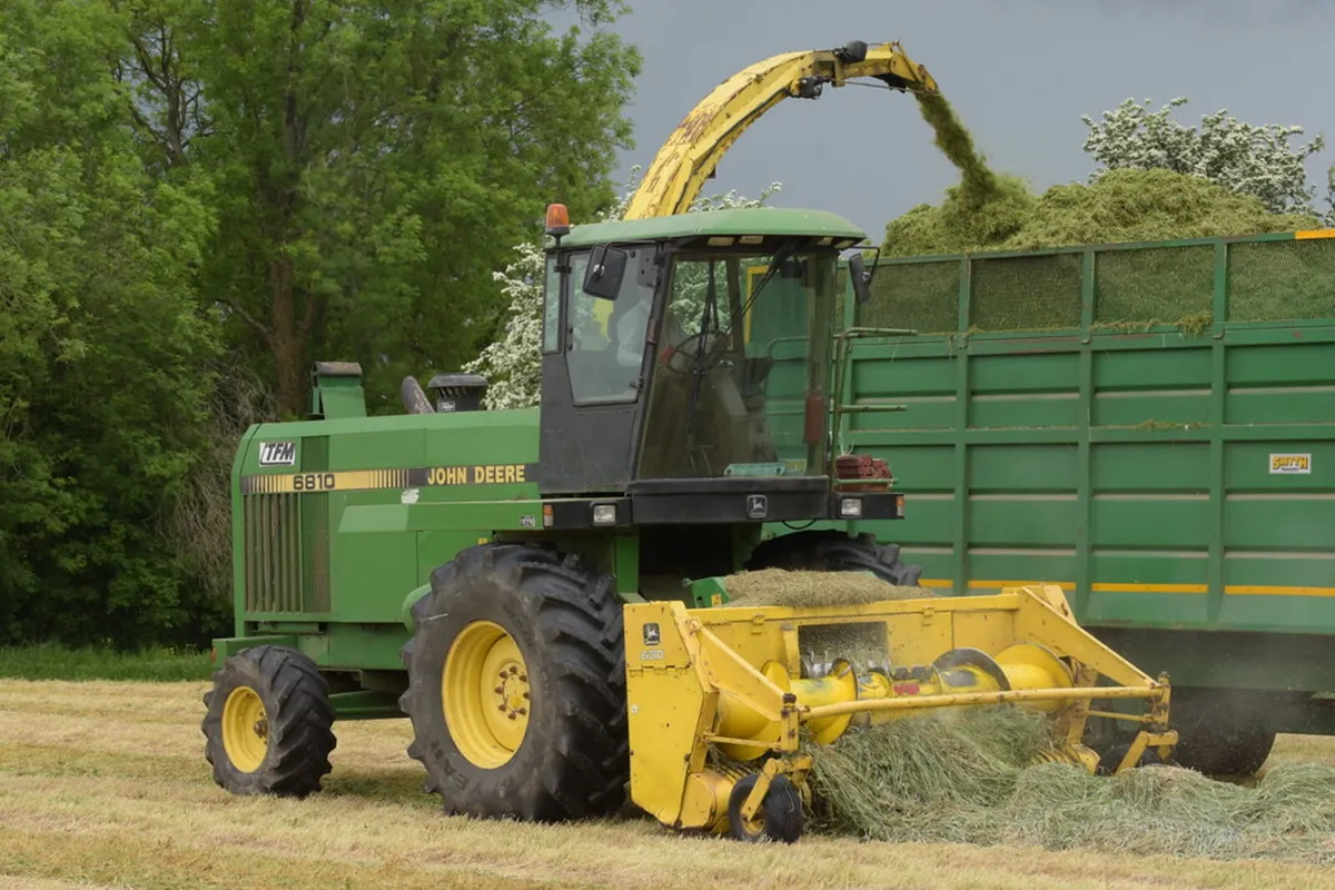 John Deere 6810