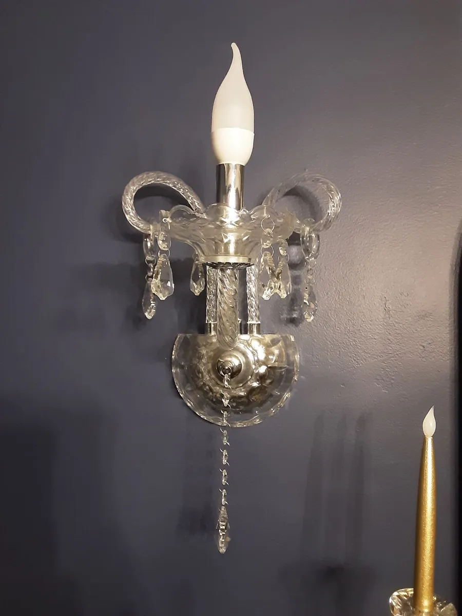 Pair of detailed glass wall lights - Image 3