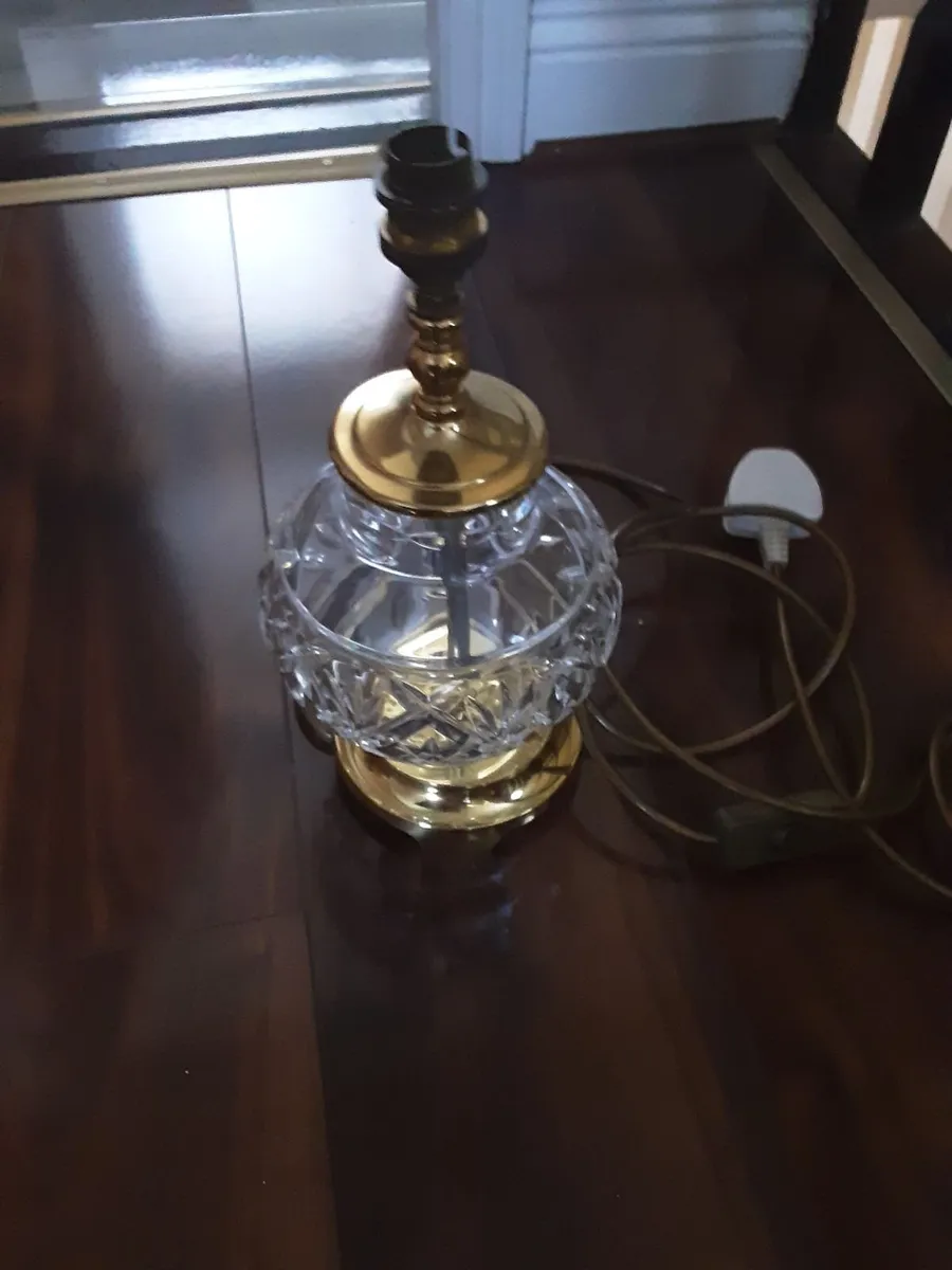 Detailed glass lamp with brass rim - Image 4