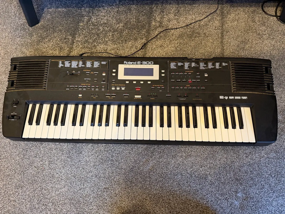 Roland E300 keyboard