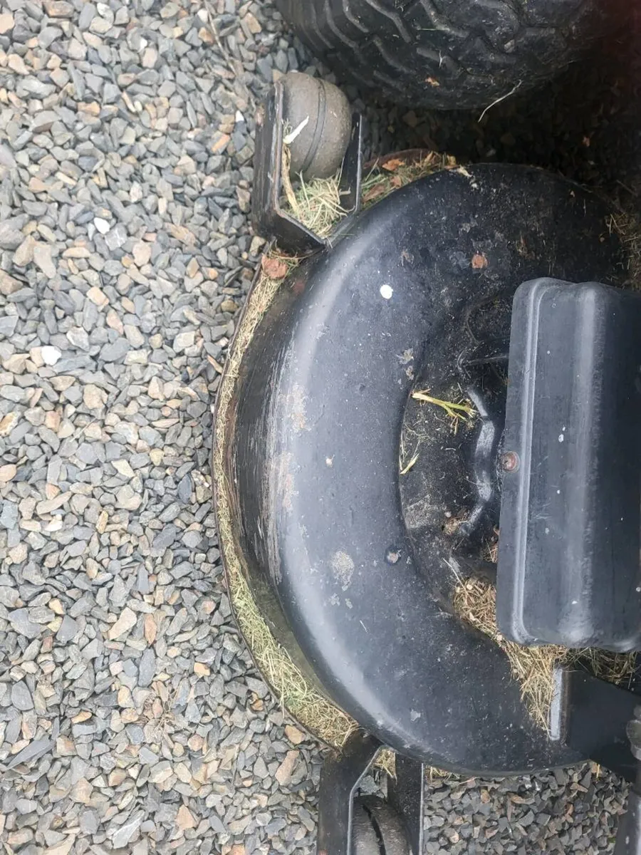 Castlegarden tc14/102 ride on lawnmower - Image 4